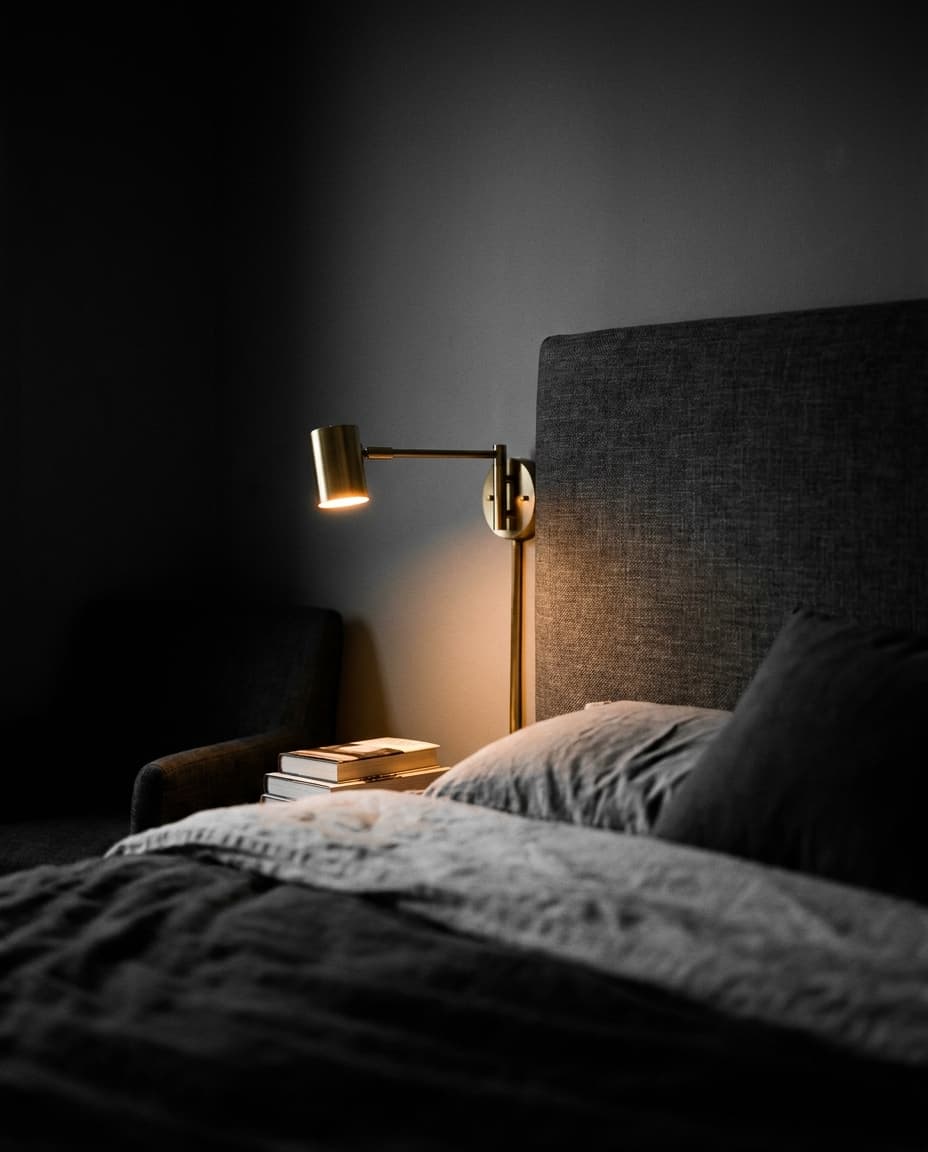 Lektor — Wandleuchten aus Messing, verstellbar für Schlafzimmer · Bett, warmweißes Licht