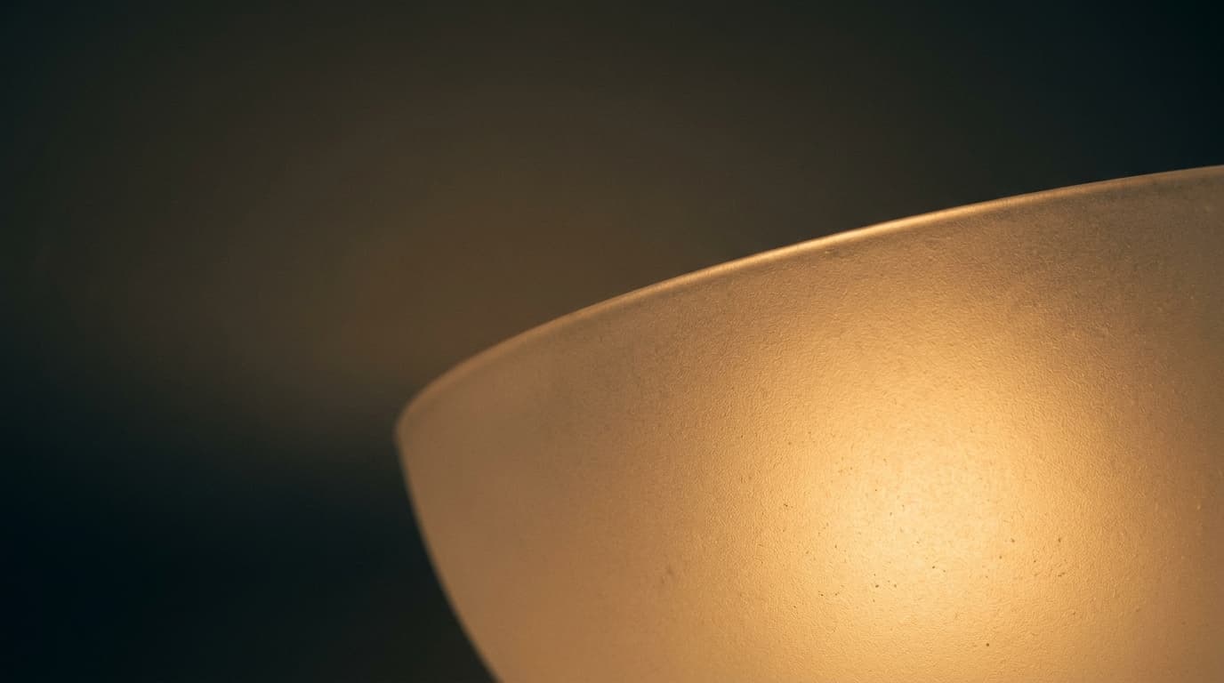 Warm leuchtendes Opalglas — das Material Licht