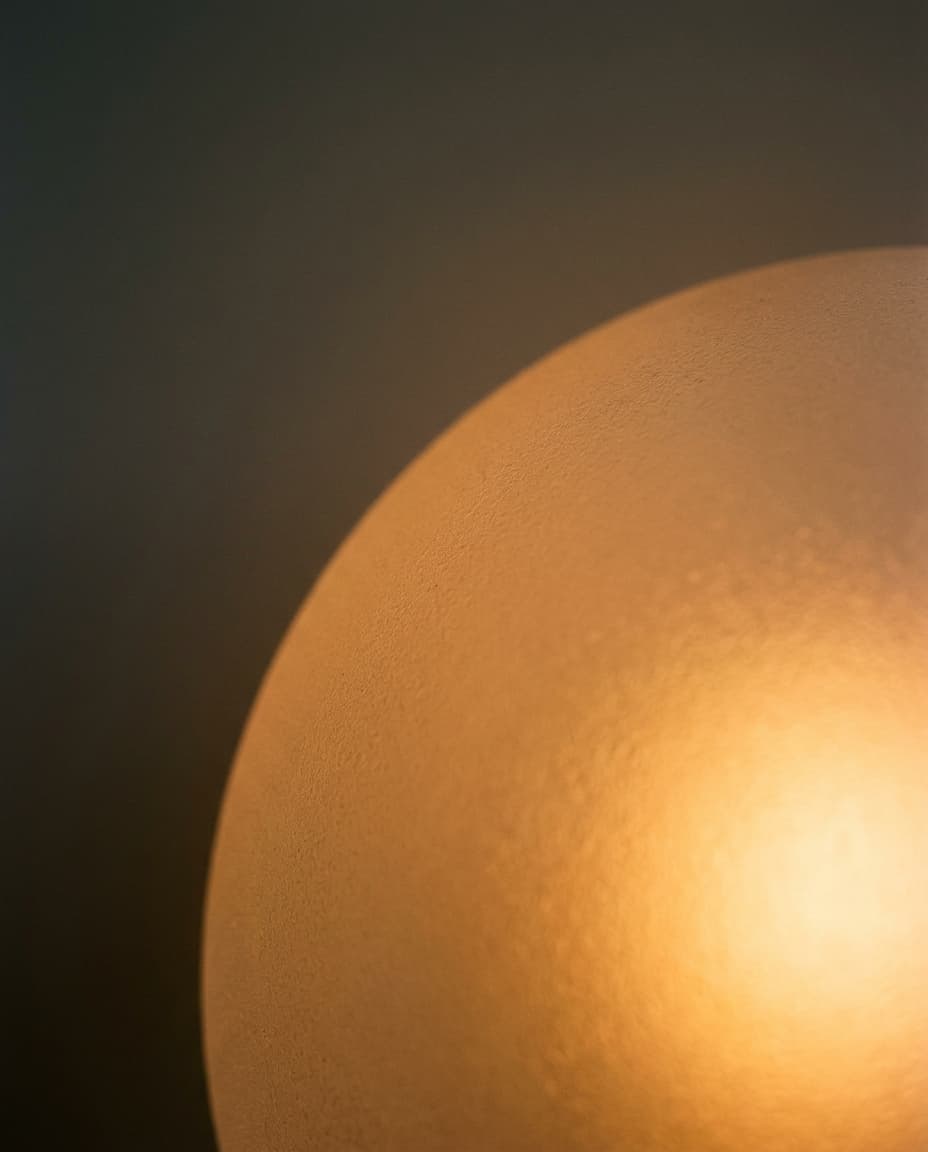 Warm leuchtendes Opalglas — das Material Licht